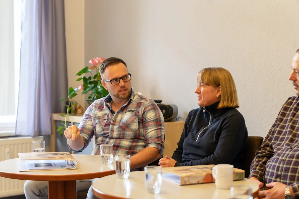 Teilnehmende im Austausch während des Selbsthypnose-Seminars